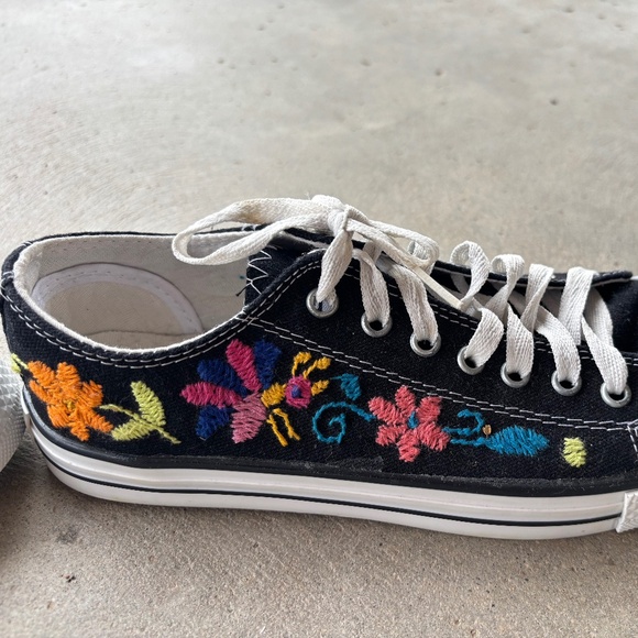 Mexican Embroidered Converse Size 8.5 Never Worn - Picture 4 of 8